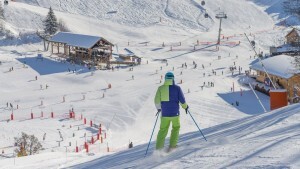 Skieur sur une piste enneigée en station de ski - Hôtel 5 étoiles en Savoie - Le Kaïla