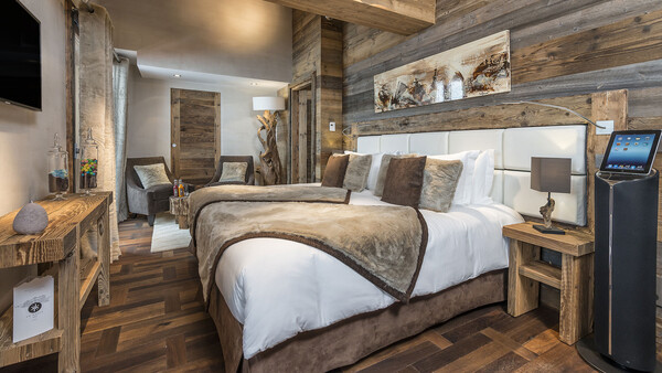Chambre d'hôtel en bois avec lit double luxueux - Week-end Méribel - Le Kaïla