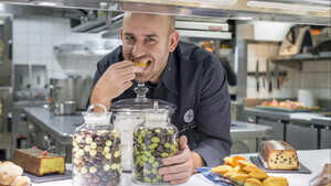 Chef dégustant des sucreries en cuisine - Restaurant Tarentaise - Le Kaïla