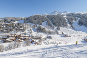 Paysage montagneux enneigé avec skieurs et chalets alpins - Hôtel Ski Domaine Trois Vallées - Le Kaïla