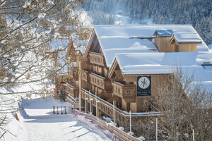 Chalet en bois sous neige dans une station de ski - Hôtel Spa Ski - Le Kaïla