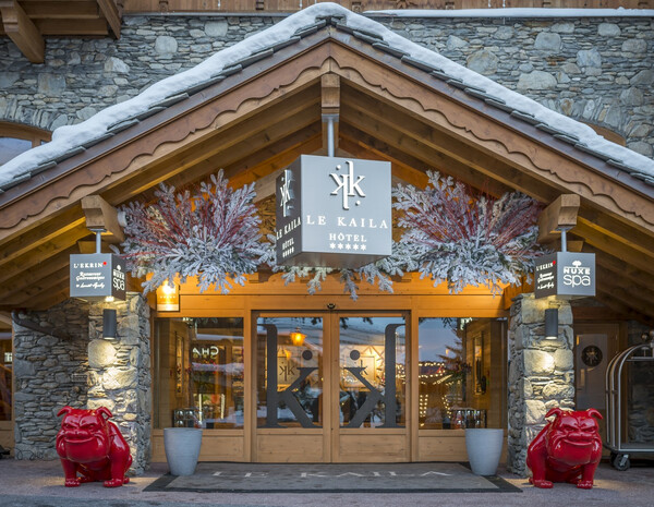 Entrée de l'hôtel Le Kaila en hiver - Hôtel luxe Méribel - Le Kaïla