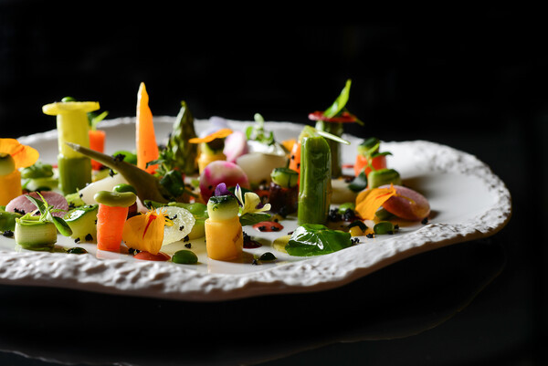 Assiette artistique de légumes colorés et fleurs comestibles - Hôtel luxe Méribel - Le Kaïla