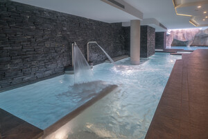 Piscine intérieure moderne avec jets d'eau et lumière - Hôtel Spa Méribel - Le Kaïla