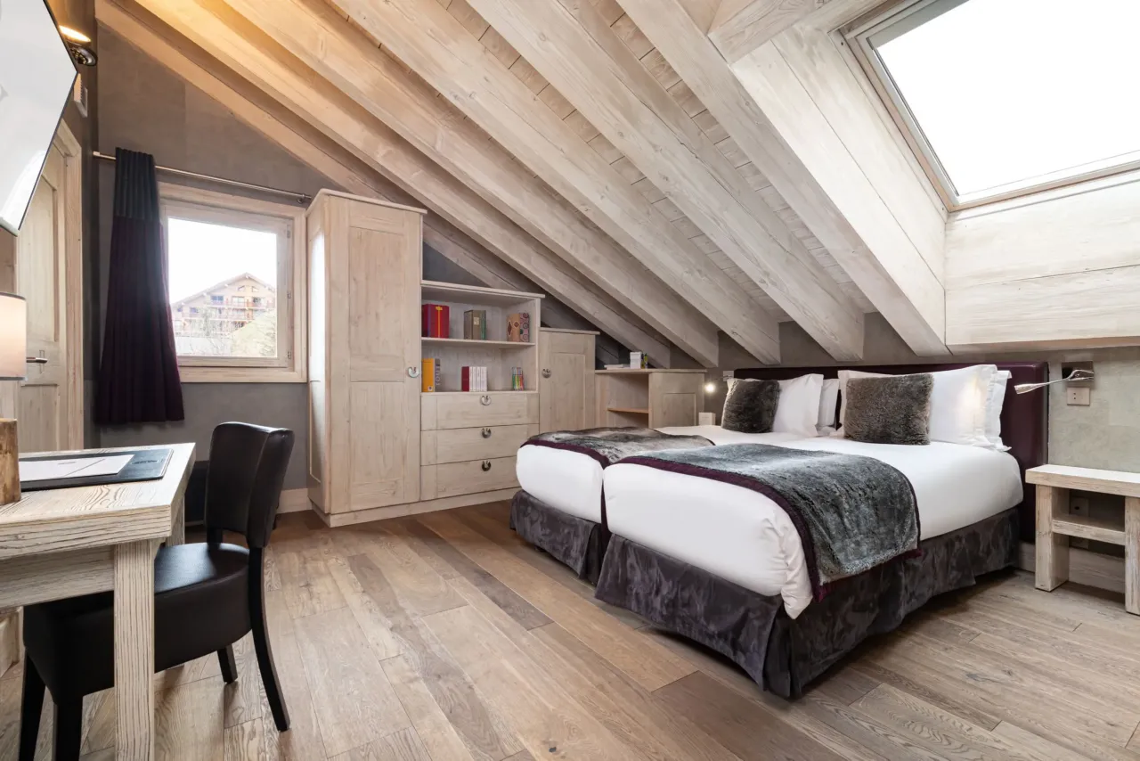 Chambre sous combles avec lit double confortable.
