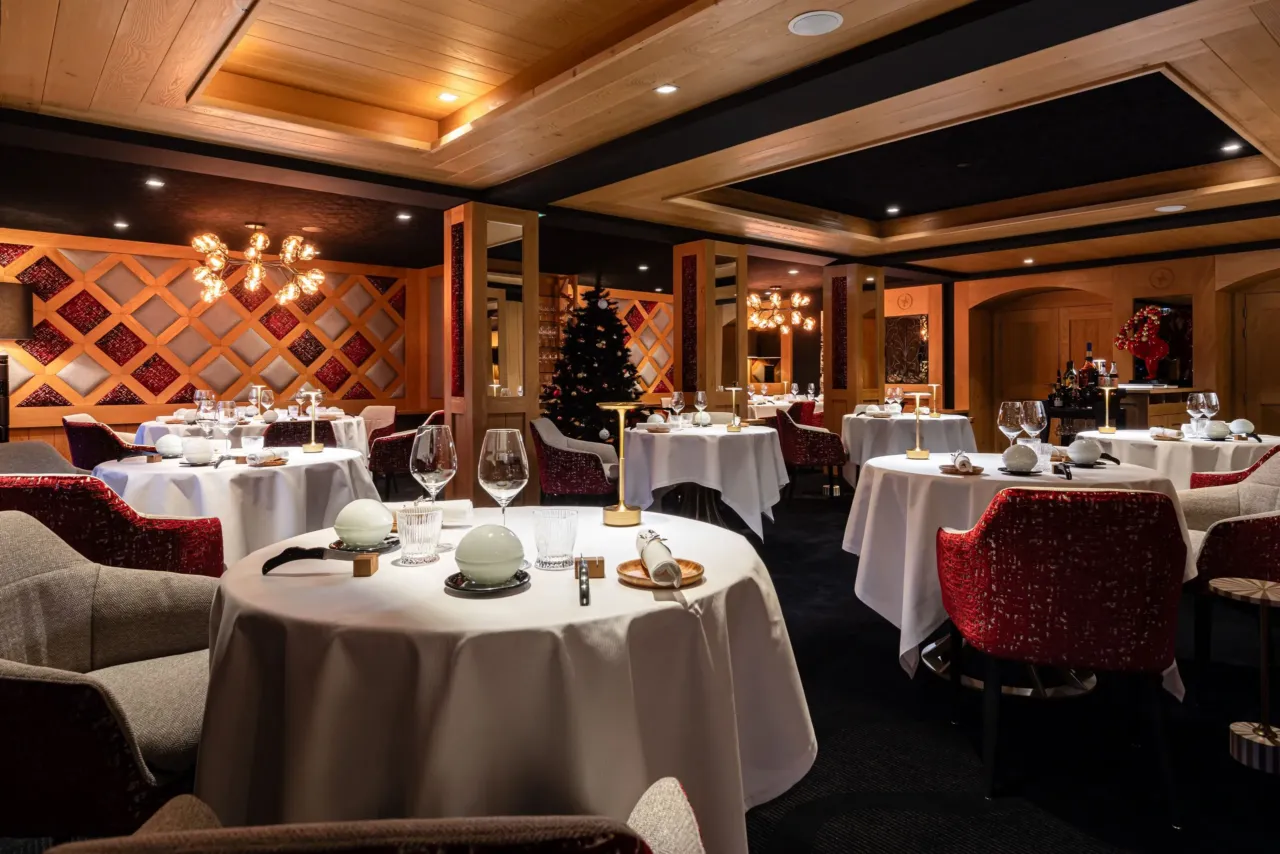 Salle de restaurant avec tables dressées - L'ekrin - Le Kaïla